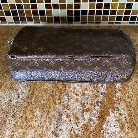LOUIS VUITTON Monogram Trousse Toilette 28 - Picture 16 of 17